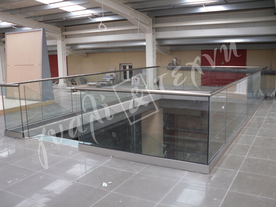 ΓΥΑΛΙΝΑ ΚΑΓΚΕΛΑ Γυάλινα κάγκελα,Χανιά,Κρήτη Ελλάδα,Γυάλινο κάγκελο στηθαία..